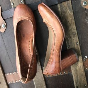 Frye Camel colored rounded toe leather shoe 7
